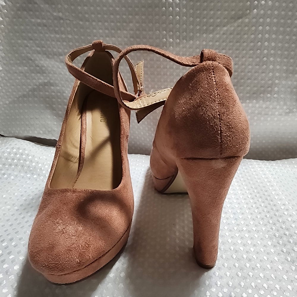 Elegant Pink Suede Women's Heels - Picture 3 of 3